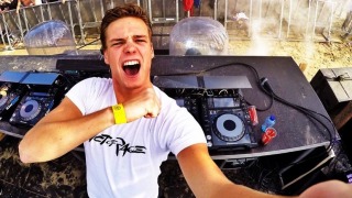 In love with the DJ 0010