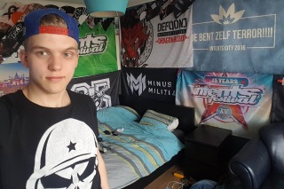 Merchandise Addicts #1 002