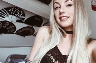 Merchandise Addicts #1 004