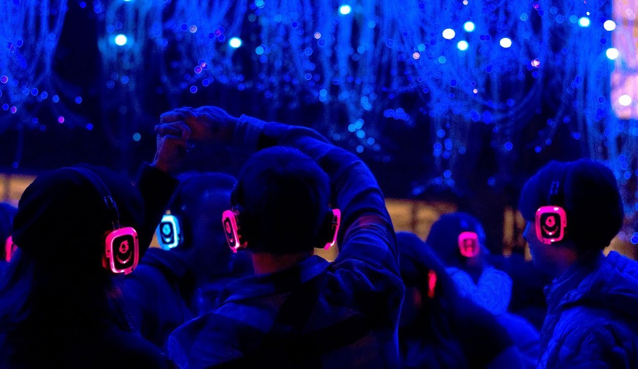 Decibel outdoor zondag wordt silent disco Let's LIVE LOUD!